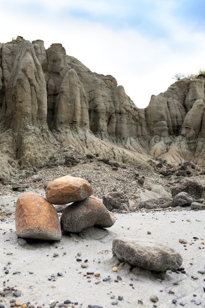 Pietre arancioni con formazioni rocciose grigie