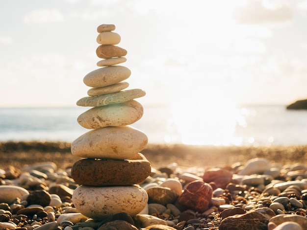 Pietre dell'equilibrio sulla spiaggia