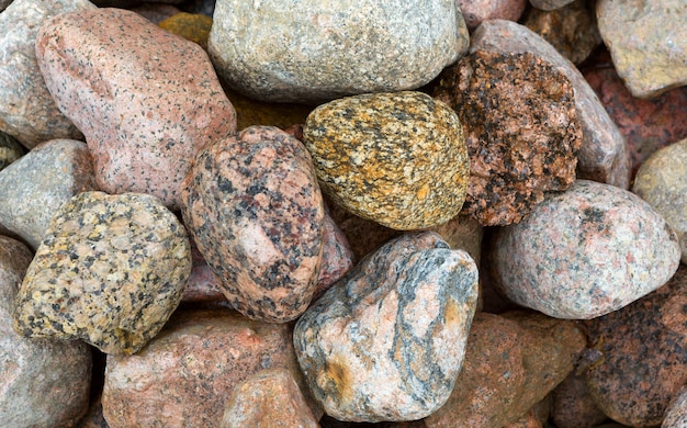 Pietre di granito, rocce ci fanno da sfondo. Grandi massi di pietre di granito di varie forme. Pietra per lo sfondo.