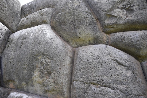 Pietre giganti che sono perfettamente scolpite per combaciare a Saqsaywaman Cusco