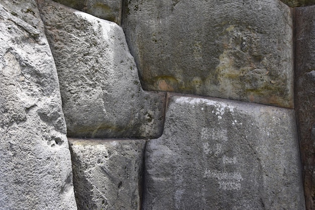 Pietre giganti che sono perfettamente scolpite per combaciare a Saqsaywaman Cusco