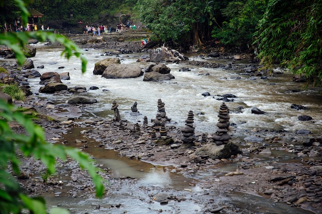 Pietre impilate di zen alla cascata di Tegenungan a Bali, Indonesia