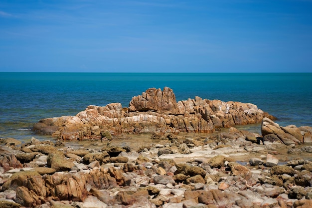 Pietre in mare su un arenile Perfetto spiaggia deserta