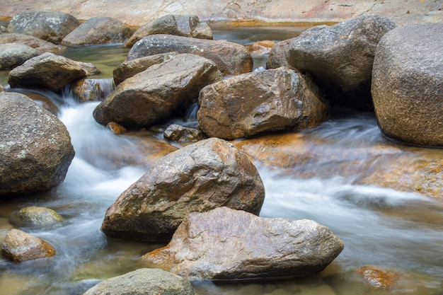 Pietre in una cascata