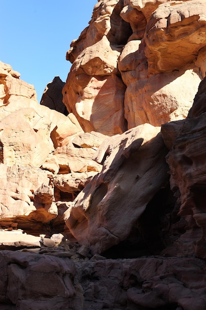 Pietre monolitiche un canyon nel deserto