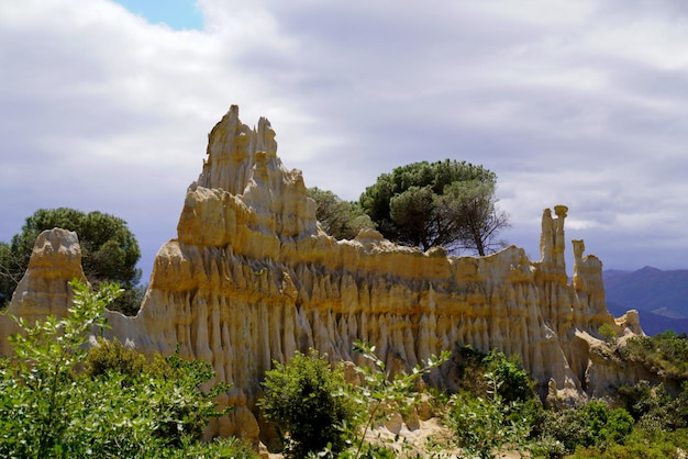 Pietre organi francesi nel villaggio Ille sur Tet Orgues di Ille-sur-Têt fata camini in pietra naturale sito turistico geologico nel sud della Francia