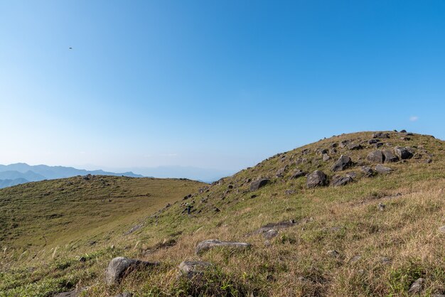 Pietre sul prato dell'altopiano sotto il cielo azzurro