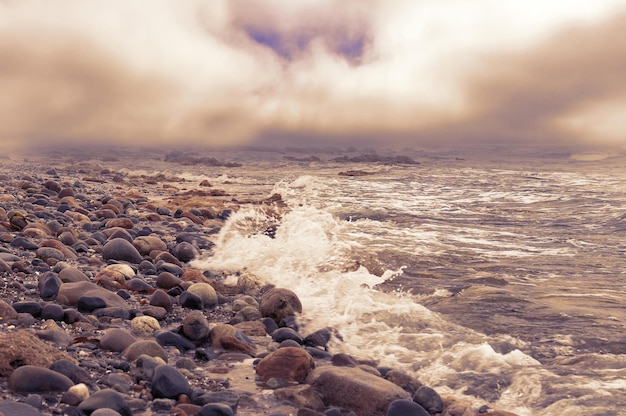 Pietre sull'Oceano Atlantico Veduta di una costa rocciosa la sera