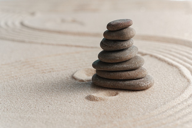 Pietre sulla sabbia, giardino zen meditazione giapponese si chiuda