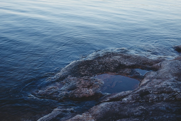 pietre sulla spiaggia vicino all'acqua. Finlandia.