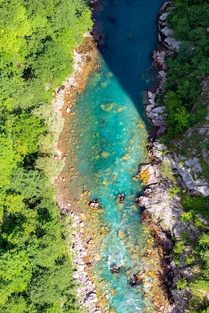 Pietre vista dall'alto in un fiume di montagna