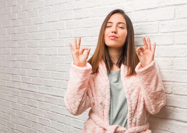 Pigiama d&#39;uso della giovane donna che esegue yoga