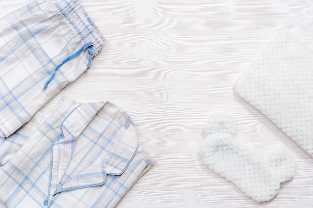 Pigiama in cotone bianco a quadri o righe blu, maschera per dormire, cuscino