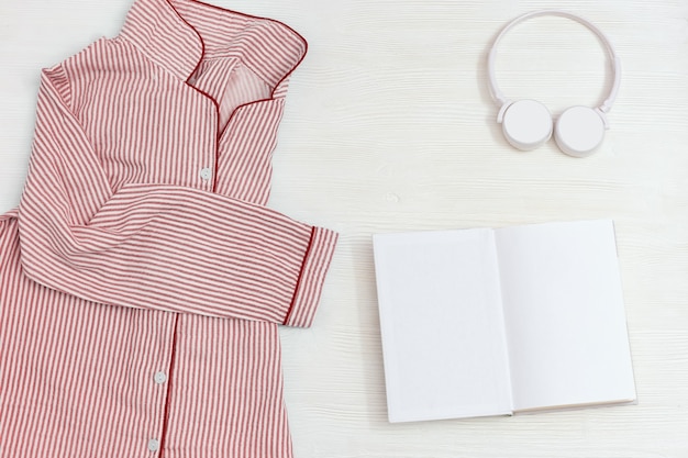 Pigiama rosa per bambina, cuffie e libro aperto, indumenti da notte comodi per un sonno tranquillo