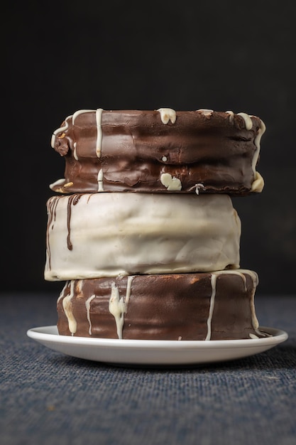 Pila di alfajores su una piastra Tipica caramella argentina