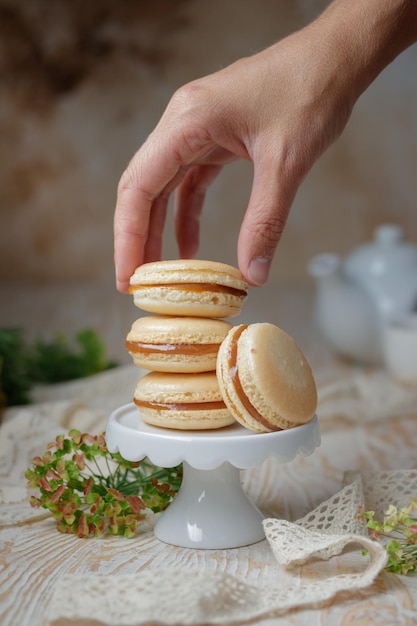 Pila di amaretti al caramello su un supporto