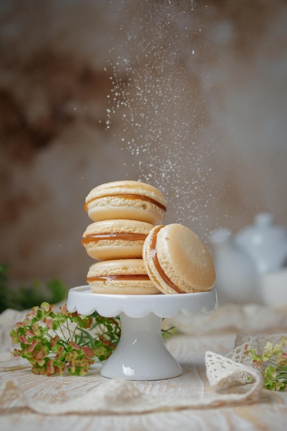 Pila di amaretti al caramello su un supporto