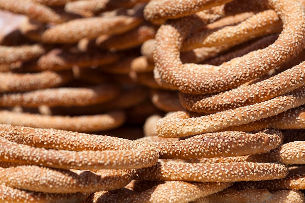 Pila di anelli di pane al sesamo greco