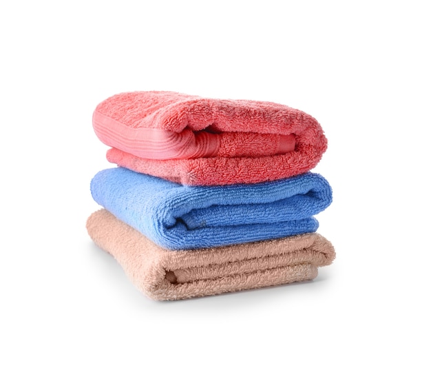 Pila di asciugamani puliti su sfondo bianco