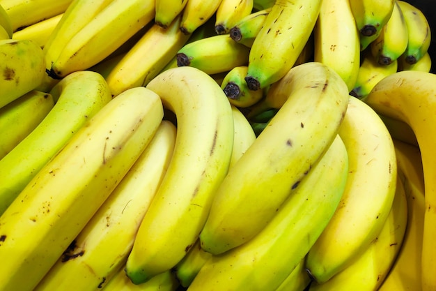 Pila di banane su una bancarella del mercato