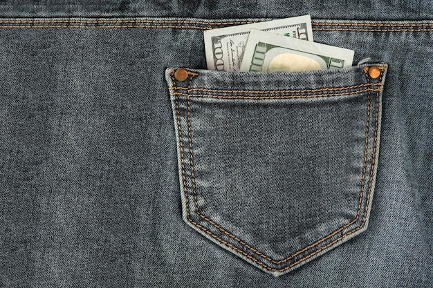 Pila di banconote da un dollaro in jeans tasca soldi nella tasca posteriore dei miei jeans il concetto di investimento