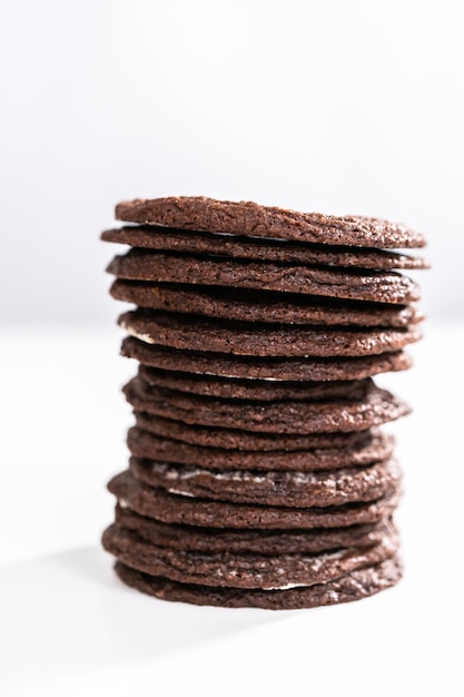 Pila di biscotti al cioccolato appena sfornati