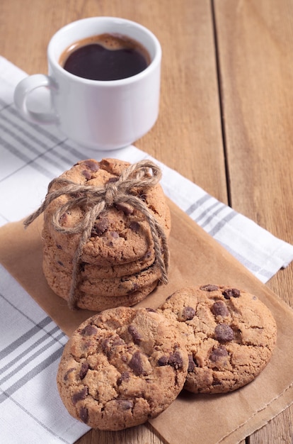 Pila di biscotti al cioccolato e tazza di caffè