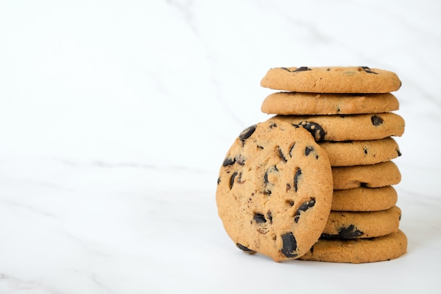 Pila di biscotti al cioccolato fatti in casa su marmo