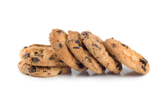 Pila di biscotti al cioccolato isolati su uno sfondo bianco.