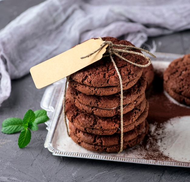 pila di biscotti al cioccolato rotondo legati con una corda