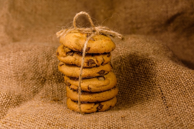 Pila di biscotti al cioccolato su tela di sacco