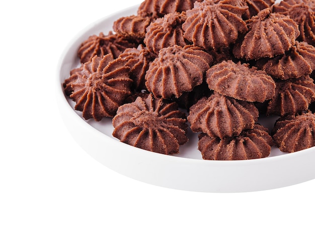 Pila di biscotti al cioccolato sul piatto isolato