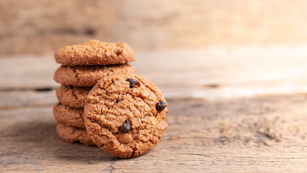 Pila di biscotti al cioccolato sul tavolo di legno