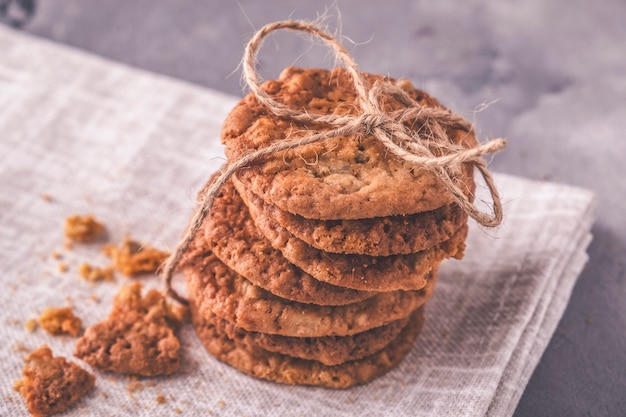 Pila di biscotti al cioccolato.