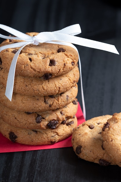 Pila di biscotti con goccia di cioccolato da vicino.