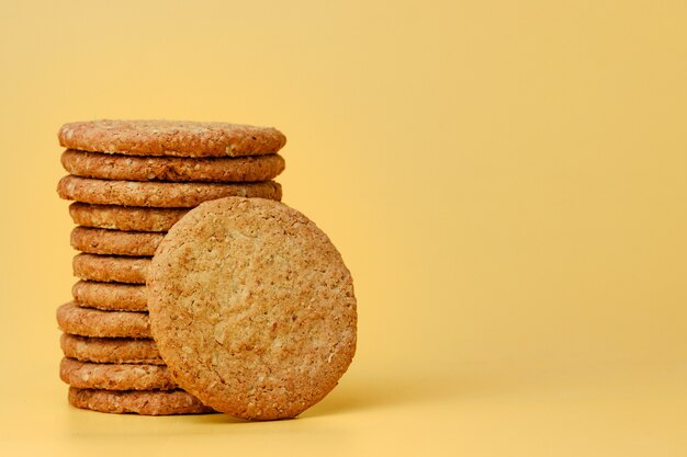 Pila di biscotti di avena rotondi su sfondo di carta vista frontale