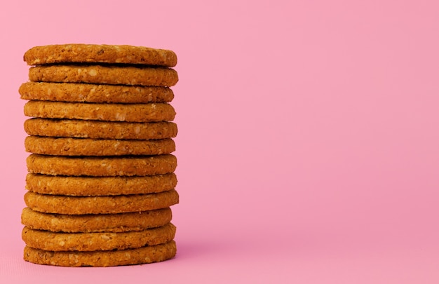 Pila di biscotti di avena rotondi