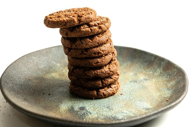 pila di biscotti di cioccolato scuro isolati su uno sfondo bianco