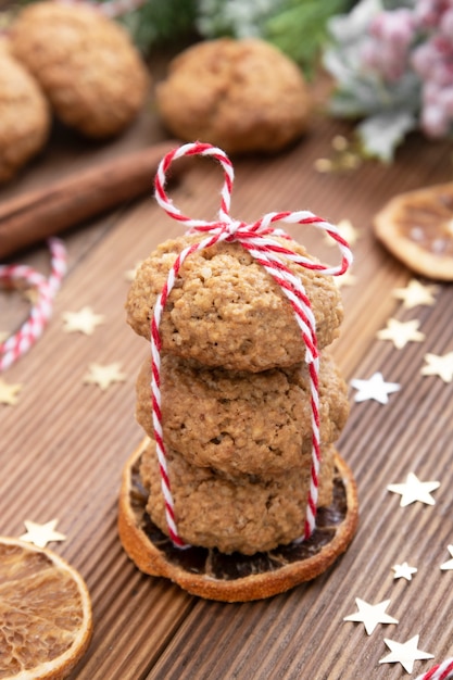 Pila di biscotti di farina d'avena casalinghi, biscotti sani di Natale, biscotti, tavola di legno rustica.
