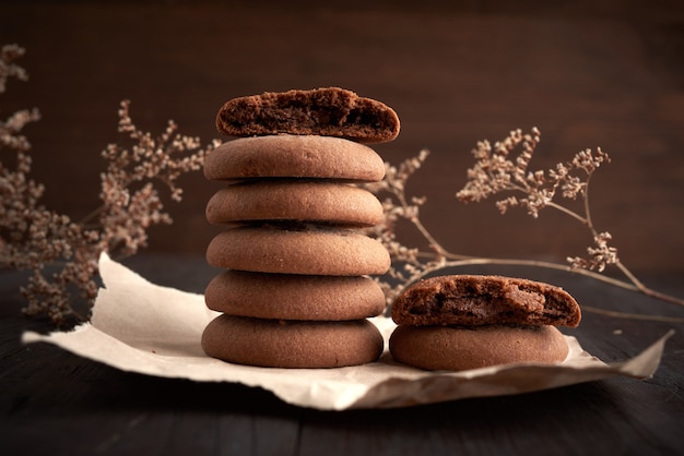 Pila di biscotti di pepita di cioccolato rotondi su carta kraft marrone