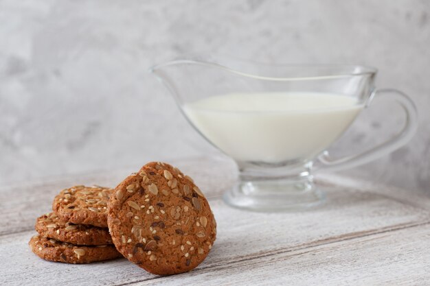 Pila di biscotti e un bicchiere di latte