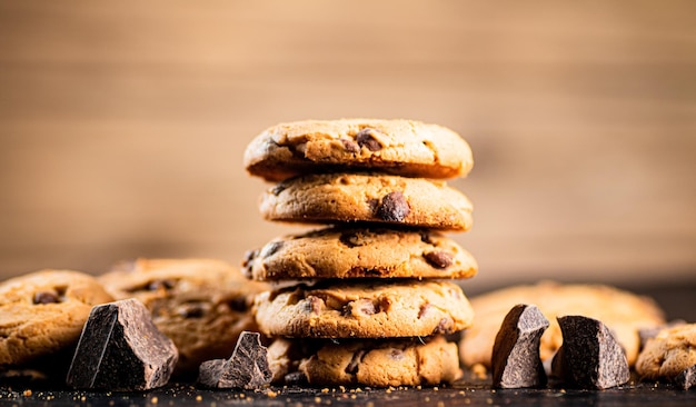 Pila di biscotti fatti in casa con pezzi di cioccolato al latte sul tavolo