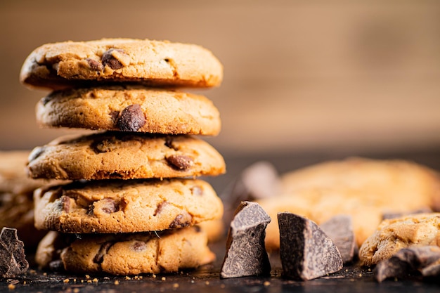 Pila di biscotti fatti in casa con pezzi di cioccolato al latte sul tavolo