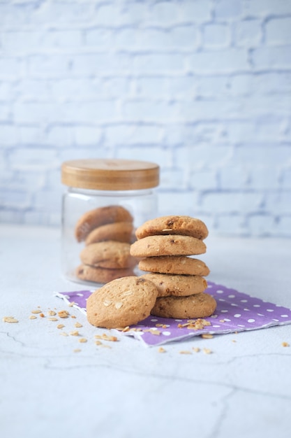 Pila di biscotti integrali e un barattolo sul tavolo