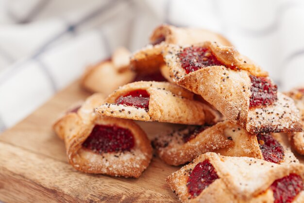 Pila di biscotti saporiti croccanti su una fine del tavolo da cucina su