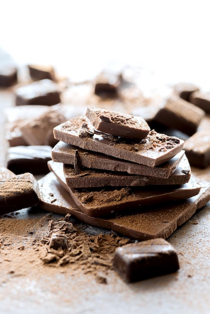 Pila di blocco di cioccolato fondente e al latte Foto verticale Caramelle Chopcolate sullo sfondo