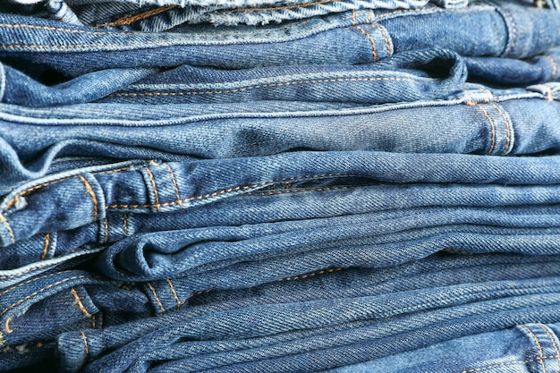 Pila di blue jeans come fondo, spazio per testo