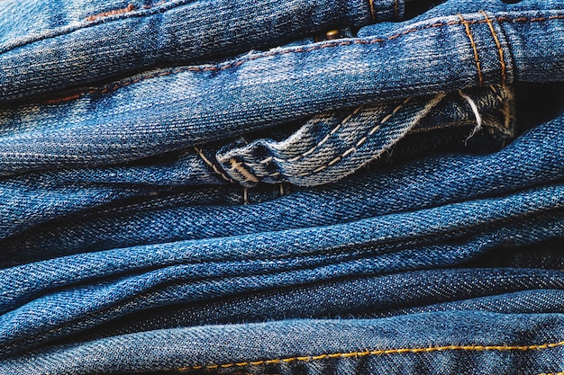 Pila di blue jeans Vestiti di bellezza e moda