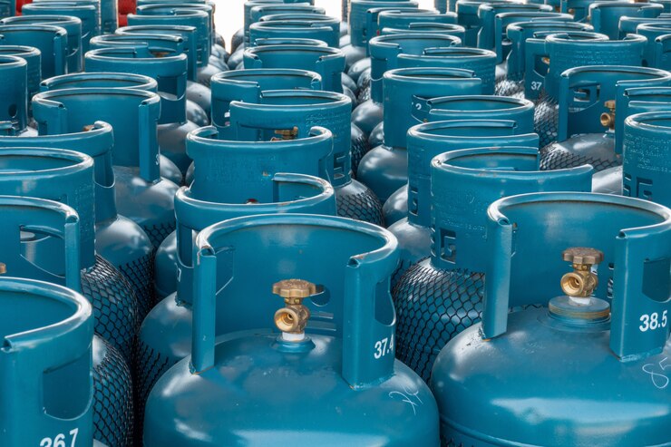 pila di bombole di gas pronta per la vendita