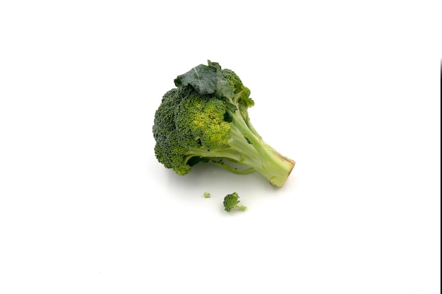 Pila di broccoli freschi isolato su sfondo bianco Verdure verdi e fresche